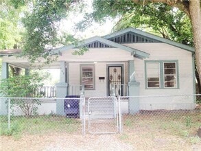 Building Photo - 302 E Selma Ave
