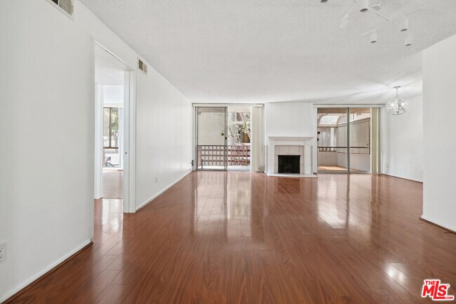 Foto del edificio - 6515 Green Valley Cir