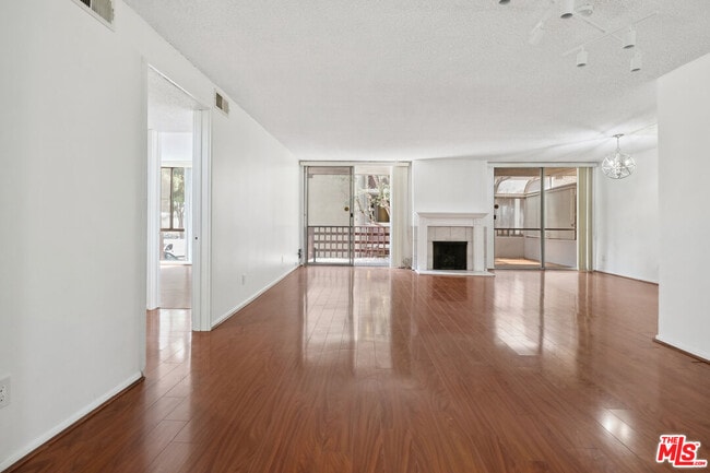 Building Photo - 6515 Green Valley Cir