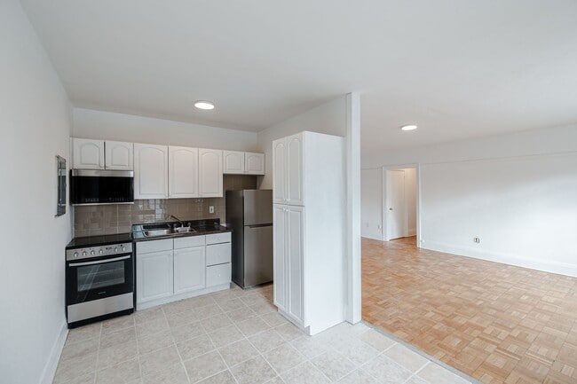 Building Photo - 110 Wellesley St E