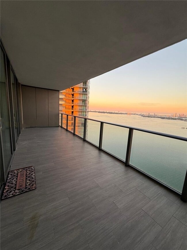 Foto del edificio - 650 NE 32nd St