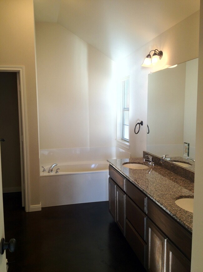Building Photo - 3BR / 2BA Duplex in Hewitt, Texas | Midway...
