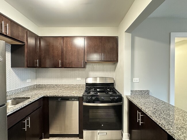 Building Photo - 533 W Surf St