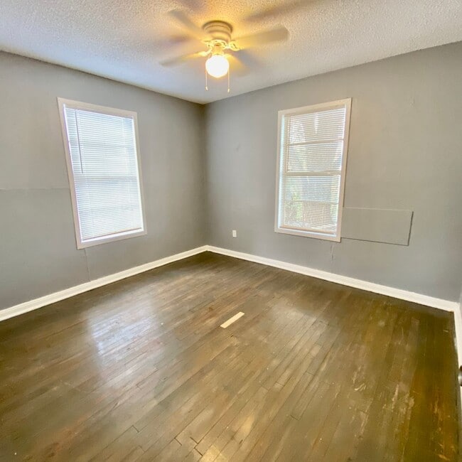 Building Photo - Handyman Special $0 First Month's Rent / “...