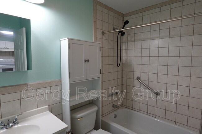 Foto del edificio - 3145b Redbud Ln