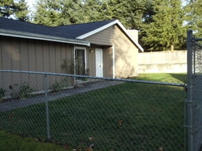 Building Photo - 5805-5807-5807 Mt Tacoma Dr SW