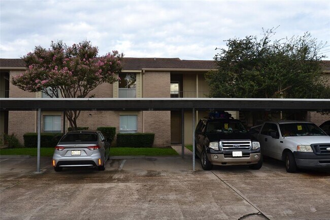 Building Photo - 700 Thicket Ln