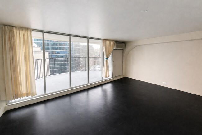 Foto del edificio - 300 N State St