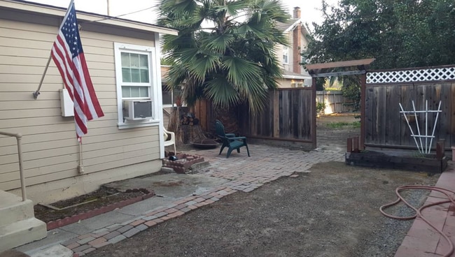 Building Photo - 627 Rose Ave