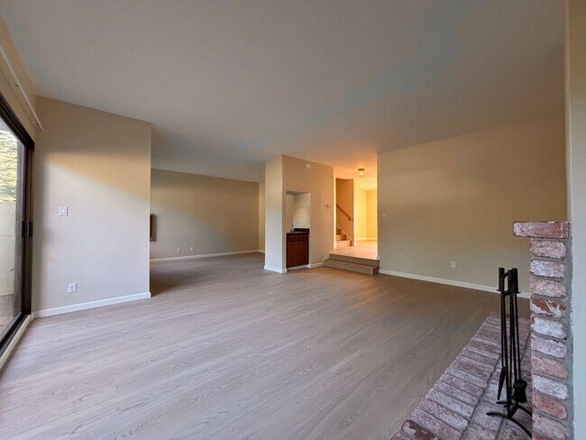 Foto del edificio - Updated 3BR Townhome in Forest Knolls with parking