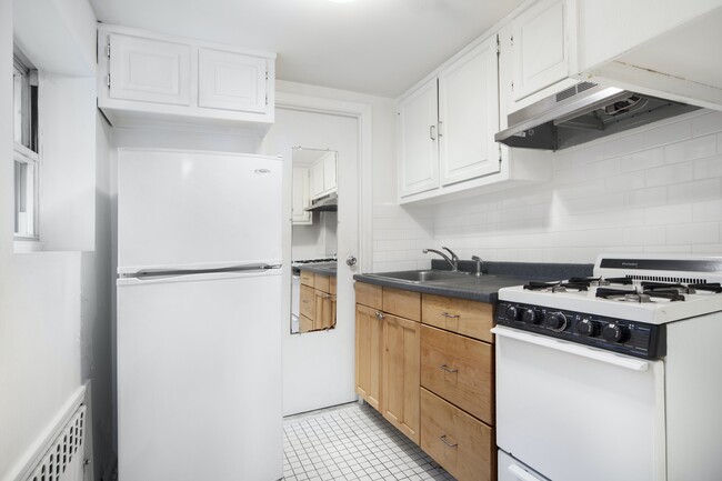Building Photo - Garden Studio-$2650
