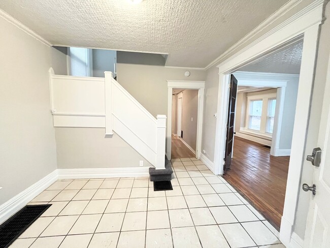 Building Photo - 3 Bed 1 1/2 Bath & FORMAL DINING ROOM | In...