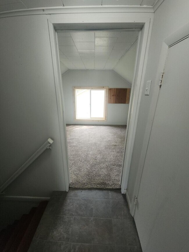 Foto del edificio - 3 to 4 bedrooms with 2 car attached garage...