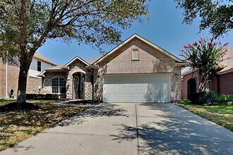 Building Photo - 20743 Oakhurst Park Dr