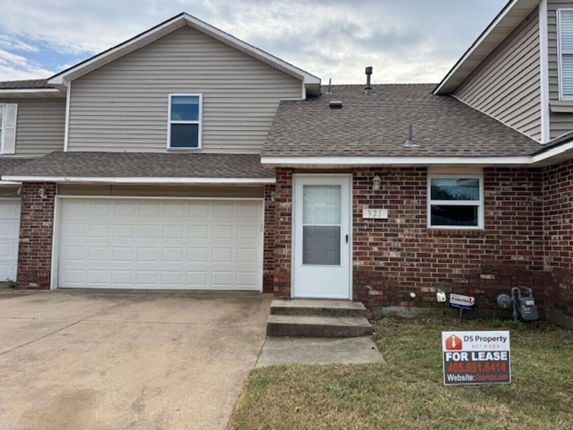 3 bed 2 full bath 2 story duplex in Norman! ready for move in! - 3 bed 2 full bath 2 story duplex in Norman! ready for move in!