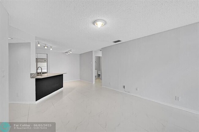 Foto del edificio - 3350 Pinewalk Dr N