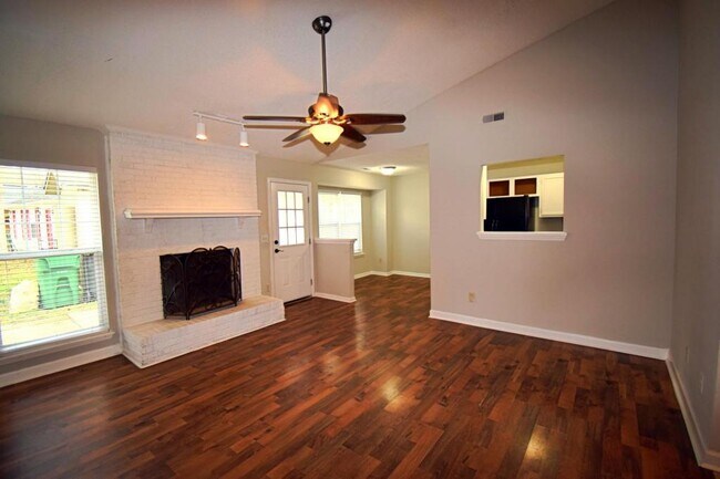 Foto del edificio - 8831 Idlewild Rd