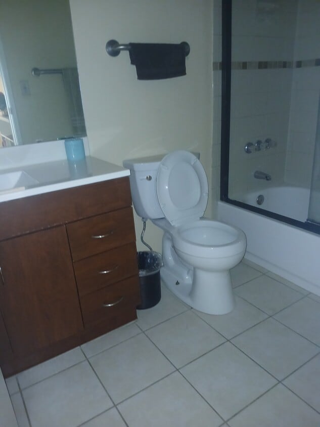 Baño - 4600 N 68th St