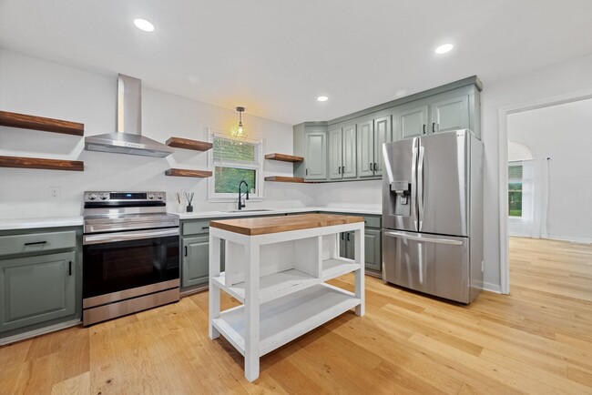Building Photo - GORGEOUS 3 Bedroom, 2 Bathroom Cape Cod Ho...