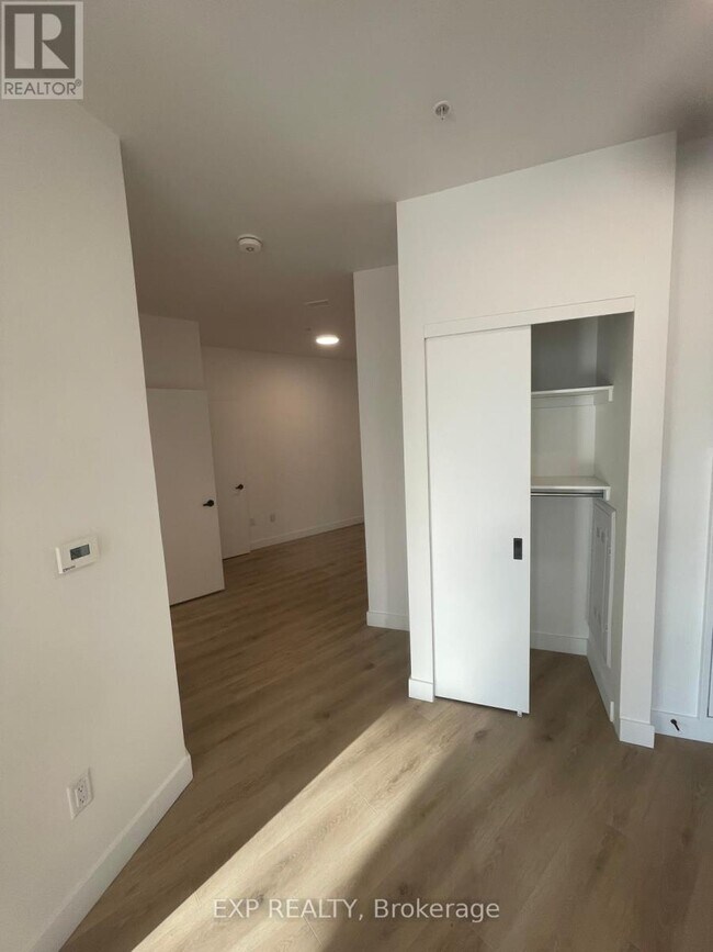 Photo du bâtiment - 1600 James Naismith Dr