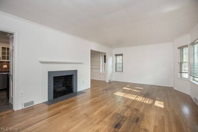 Building Photo - 2350 Beachwood Blvd