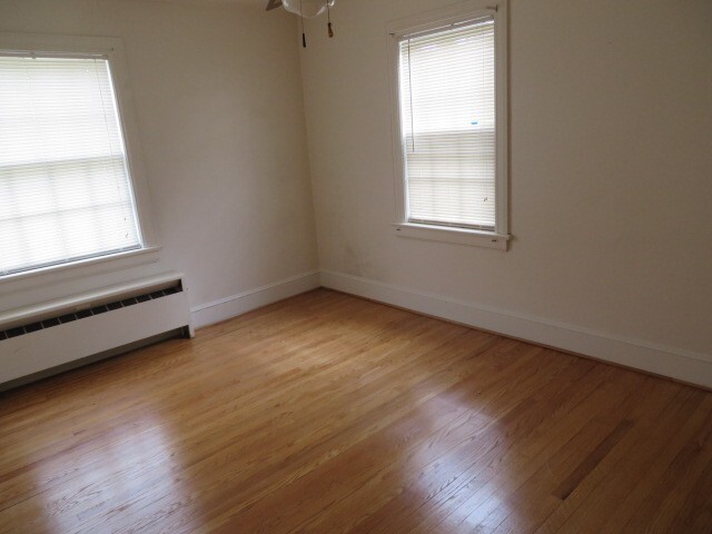 Building Photo - 2 Bedroom, 1 Bath South Hill Apartment Con...
