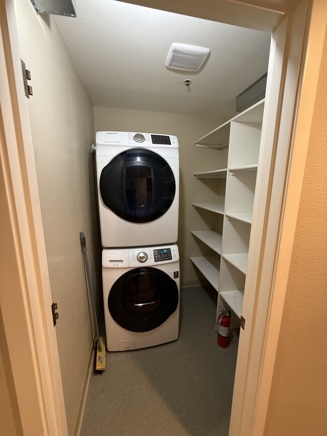 Building Photo - 1500 SW Park Ave