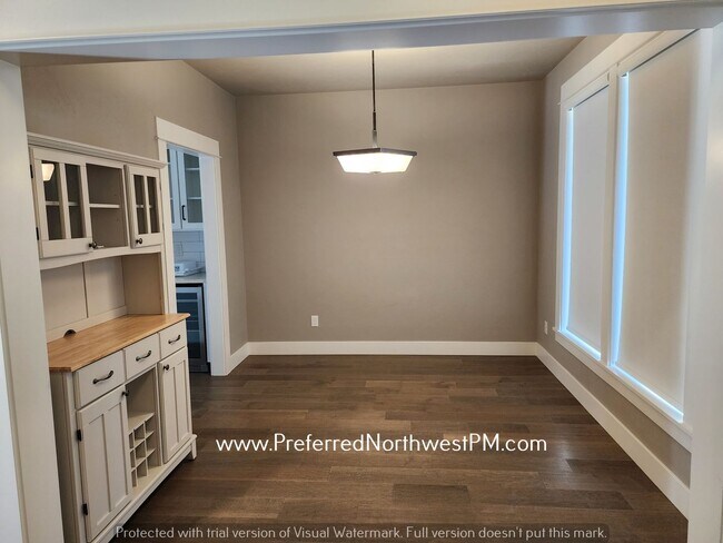 Foto del edificio - Luxurious new construction 4+ Bed & 2.5 Ba...