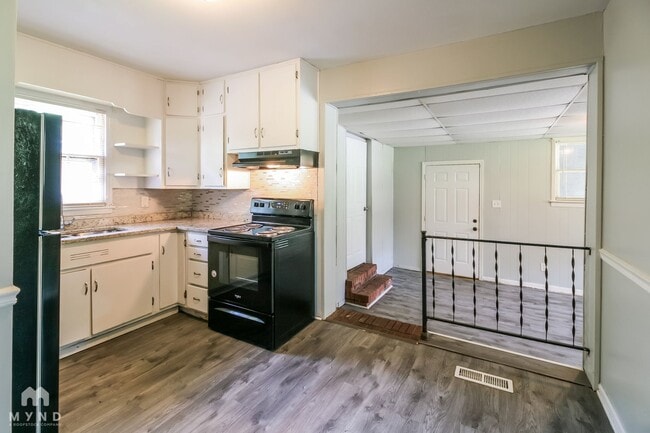 Building Photo - 6220 Leslie Dr
