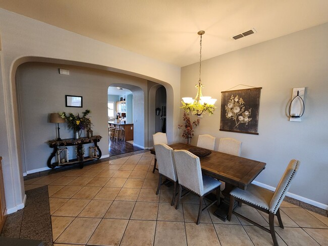 Building Photo - Beautiful Newman Home!