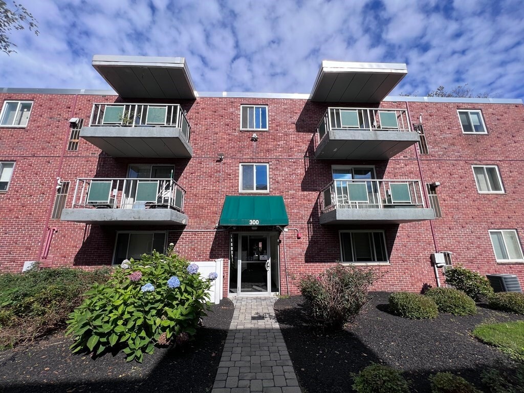 Primary Photo - 300 Commercial St