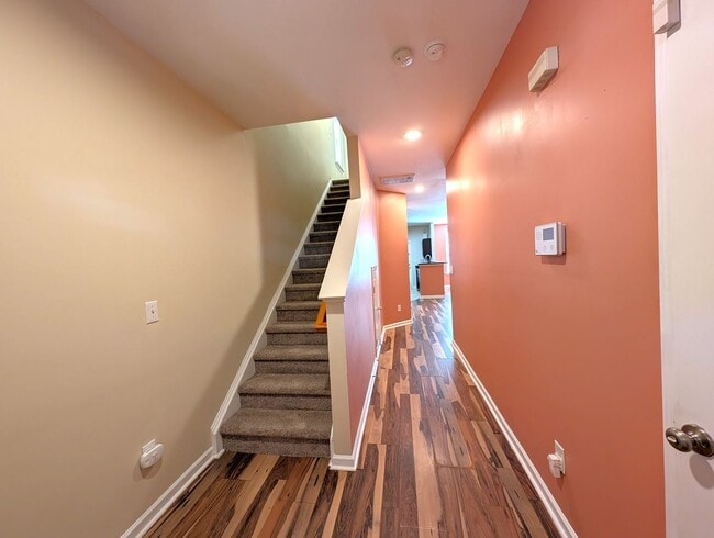 Building Photo - Charming, 2 Story End Unit Townhouse located in the Glenlea Park Community!