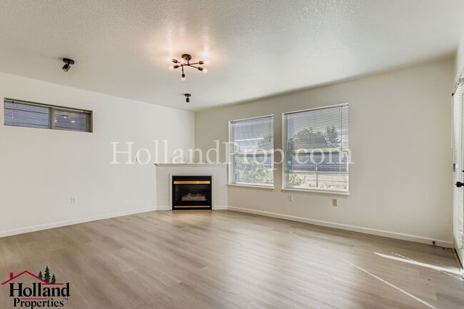 Building Photo - Fantastic 2 Bedrooms Condo in the Heart of...