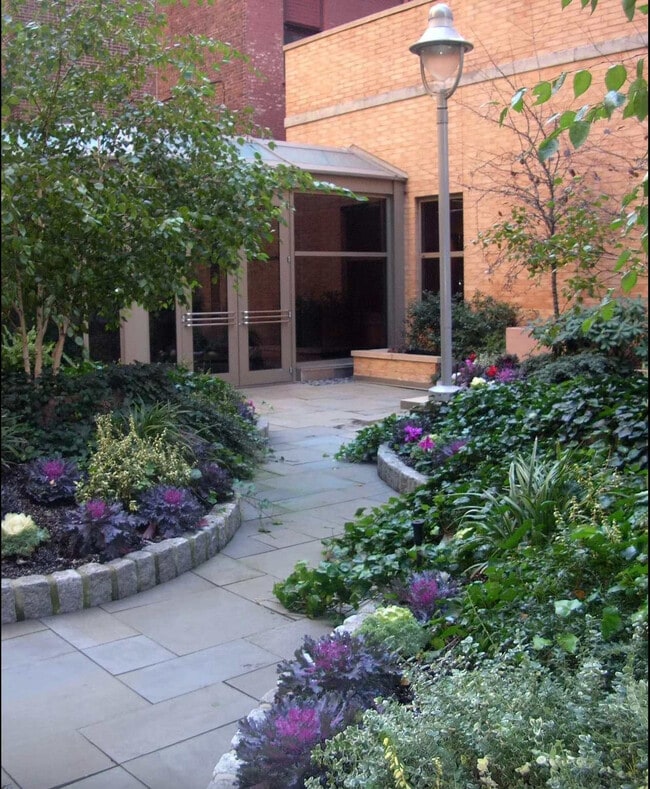 Foto del edificio - 350 W 43rd St