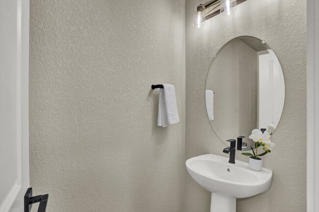 Foto del edificio - Beautiful New Home Close to Fort Carson an...