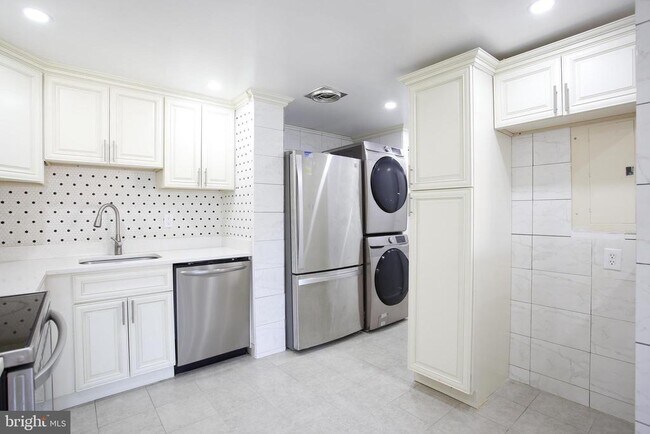 Foto del edificio - 6317 Park Heights Ave