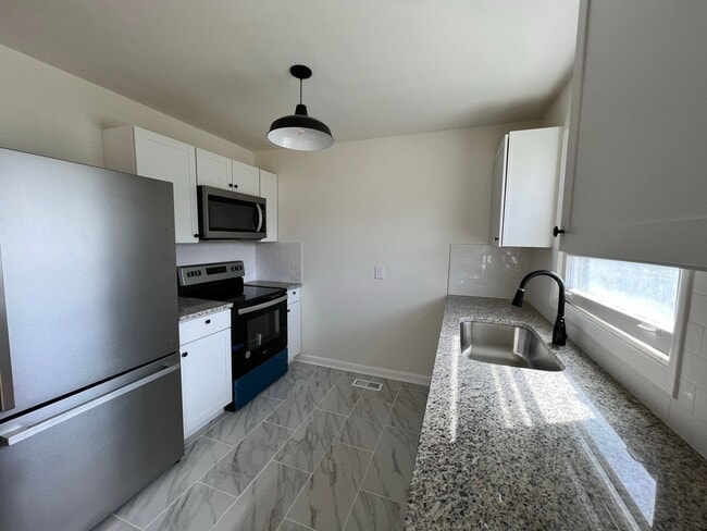 Building Photo - Newly renovated 3 bed 2 bath for rent!