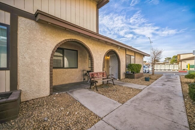 Building Photo - 5733 W Smoke Ranch Rd