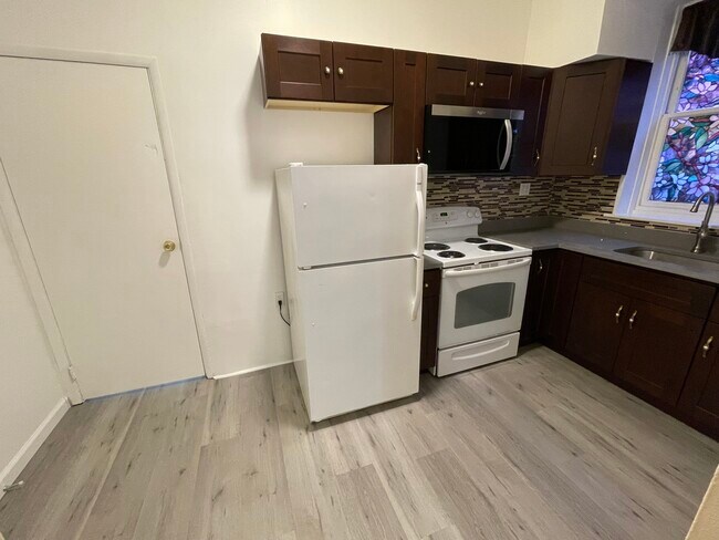 Kitchen - 341 S Aiken Ave