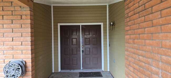Foto del edificio - 3 Bed House near Peoria and 67 Ave