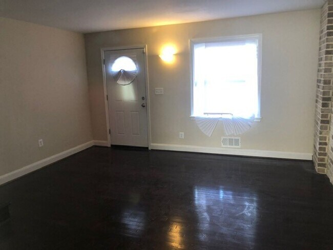 Foto del edificio - 2136 Redthorn Rd