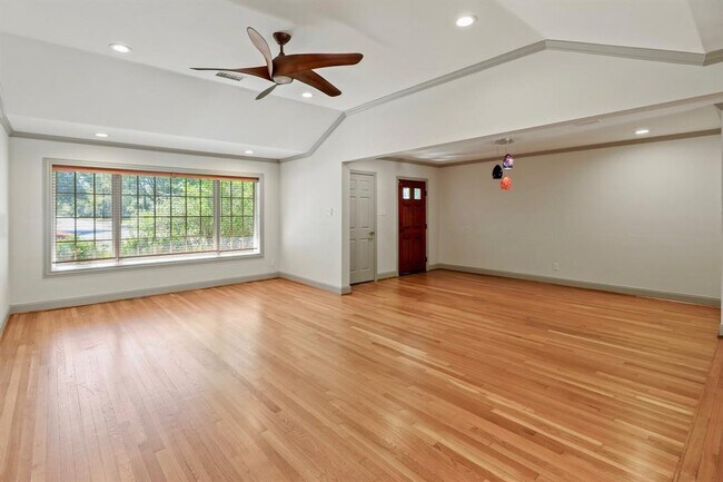 Foto del edificio - 4818 Briarbend Dr