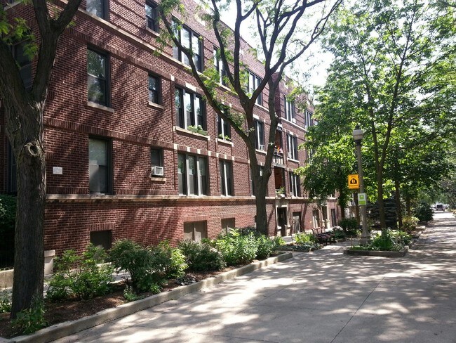 Main Entry - 1318 W Sunnyside Ave