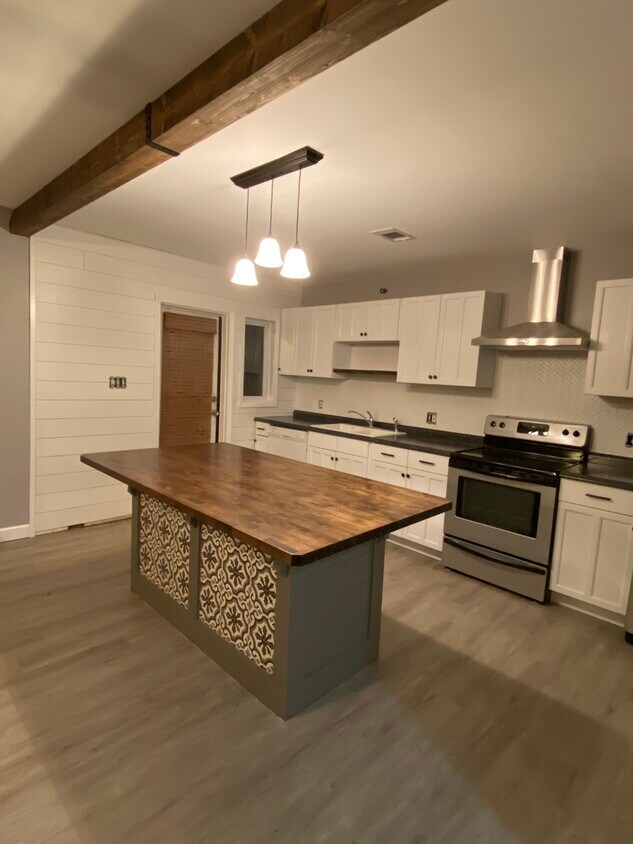 Kitchen - 700 12th Avenue North