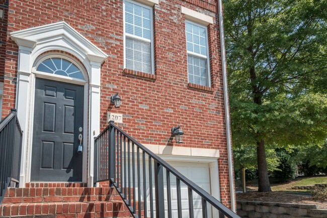 Building Photo - Beautiful 2 bedroom townhome in Matthews