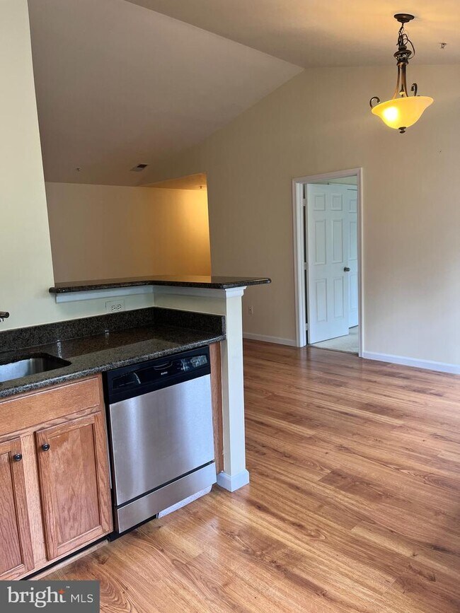 Building Photo - 631 Constellation Square SE