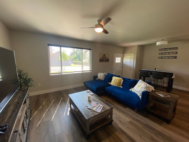 Building Photo - Gorgeous New 3 bedroom Furnished Whitefish...