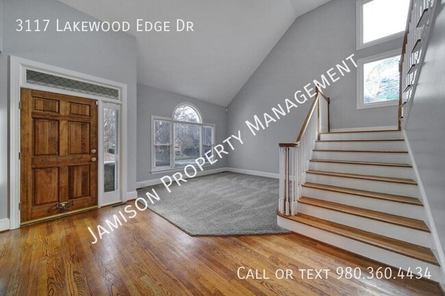 Building Photo - 3117 Lakewood Edge Dr