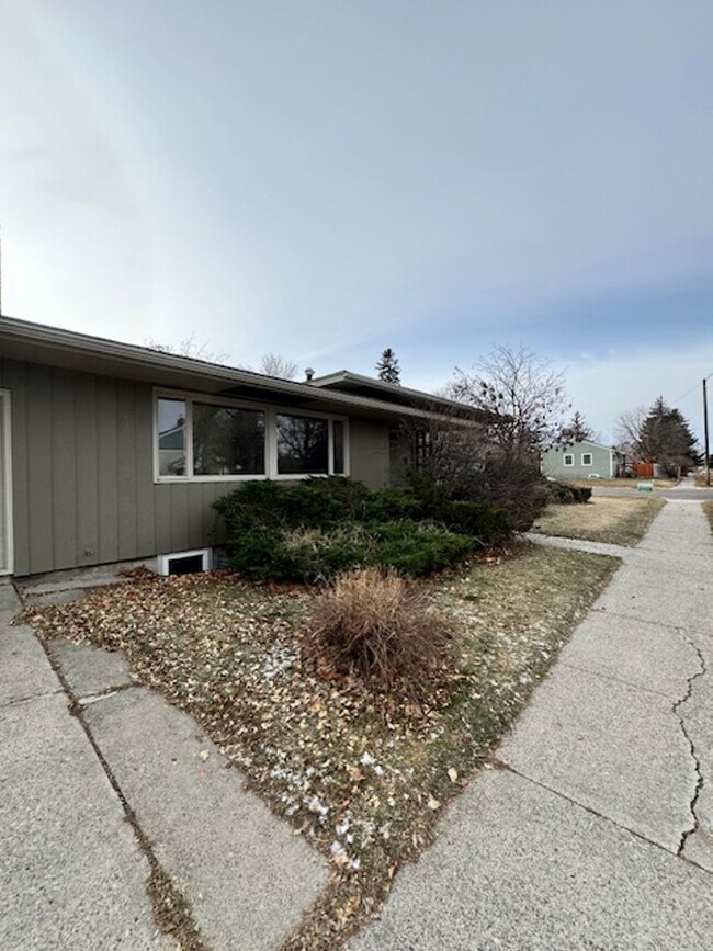 Building Photo - Centrally Located Apartment Walking Distan...