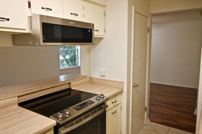Foto del edificio - 90 Lake Village Blvd